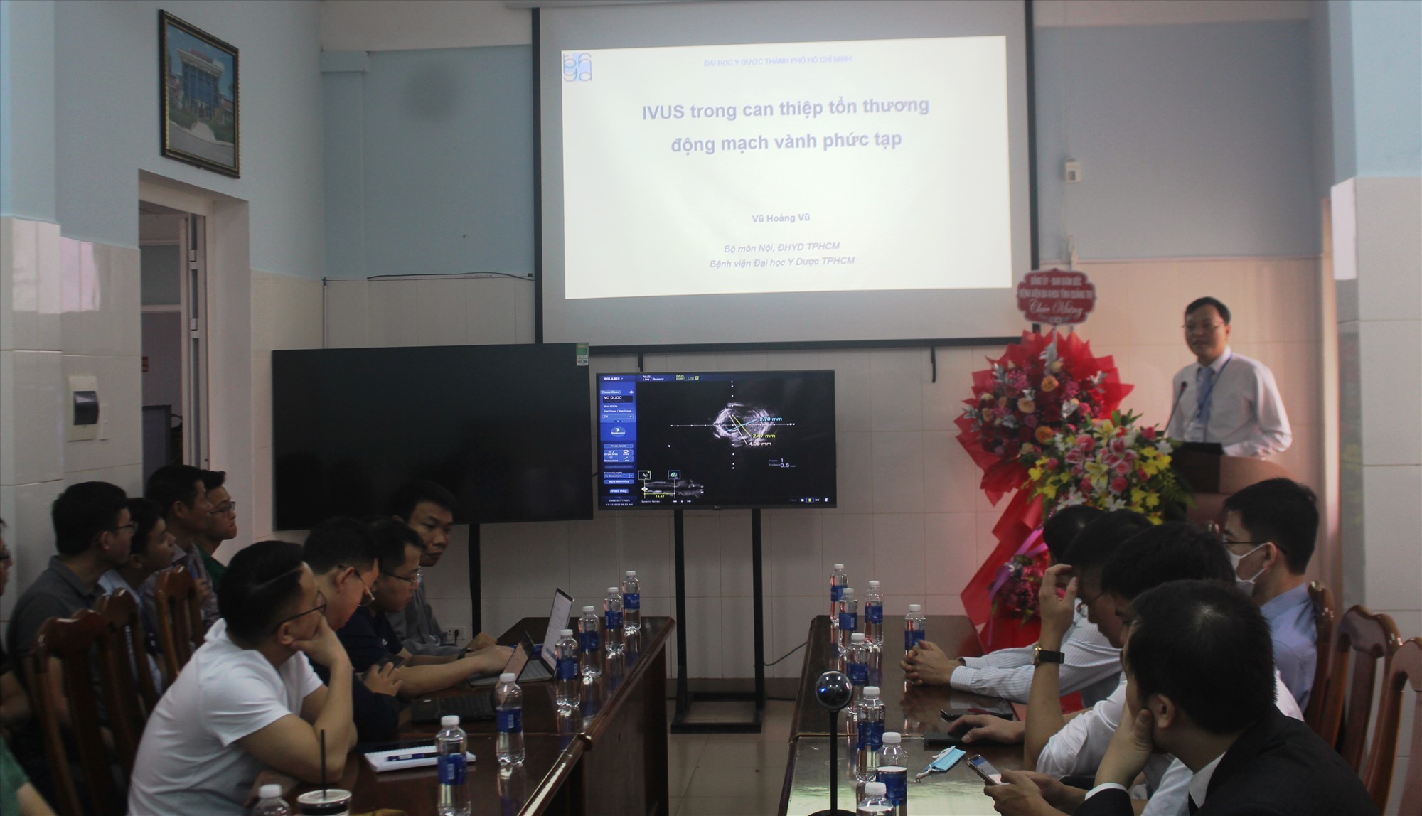 Đại diện Bệnh viện Đại học Y dược thành phố Hồ Chí Minh chia sẻ kinh nghiệm can thiệp tim mạch. Ảnh: Bội Nhiên
