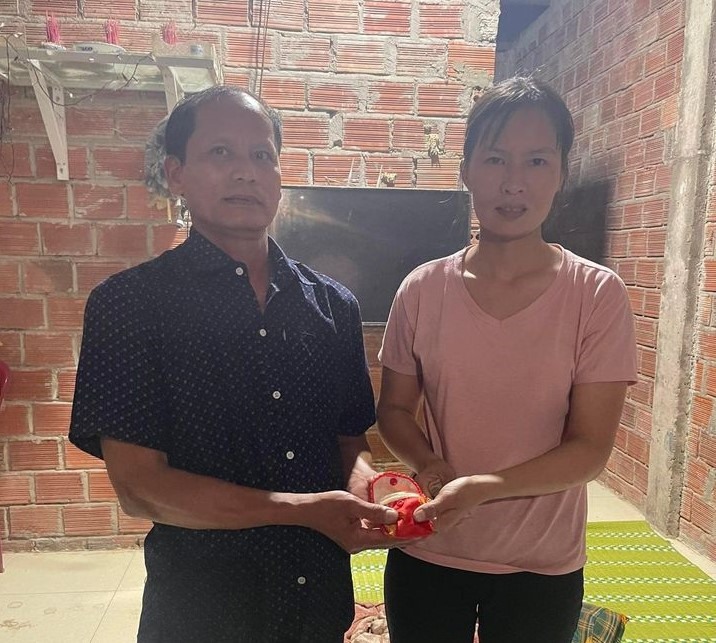 Chị Nguyễn Thị Tuyên trao trả số vàng nhặt được cho chủ nhân - Ảnh: MXH