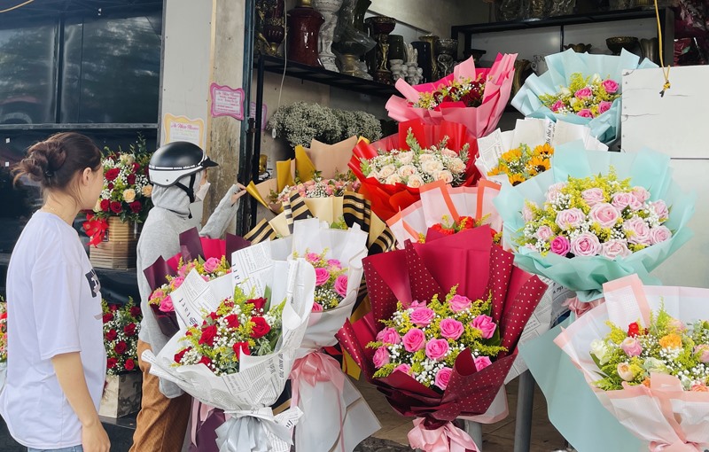 Những đóa hoa hồng ngoại ngày càng được nhiều khách hàng tại TP. Đông Hà ưa chuộng -Ảnh: T.T
