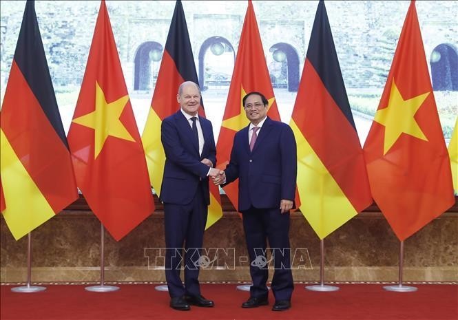 Thủ tướng Phạm Minh Chính và Thủ tướng CHLB Đức Olaf Scholz trước khi bước vào hội đàm. Ảnh: TTXVN