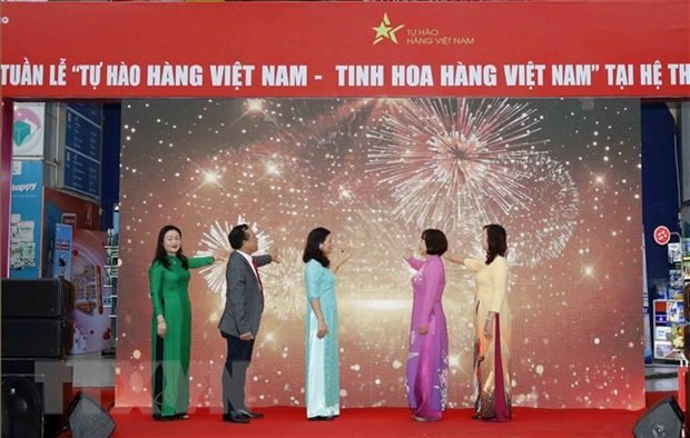 Các đại biểu khởi động tuần lễ Tự hào hàng Việt Nam - Tinh hoa hàng Việt Nam. (Ảnh: Trần Việt/TTXVN)