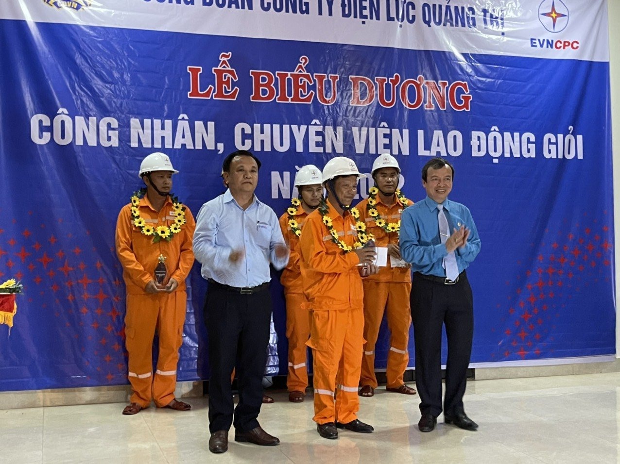 Công nhân Nguyễn Văn Quyền tại lễ biểu dương công nhân, chuyên viên lao động giỏi năm 2022 của Công ty Điện lực Quảng Trị. Ảnh: Lê Thế Minh