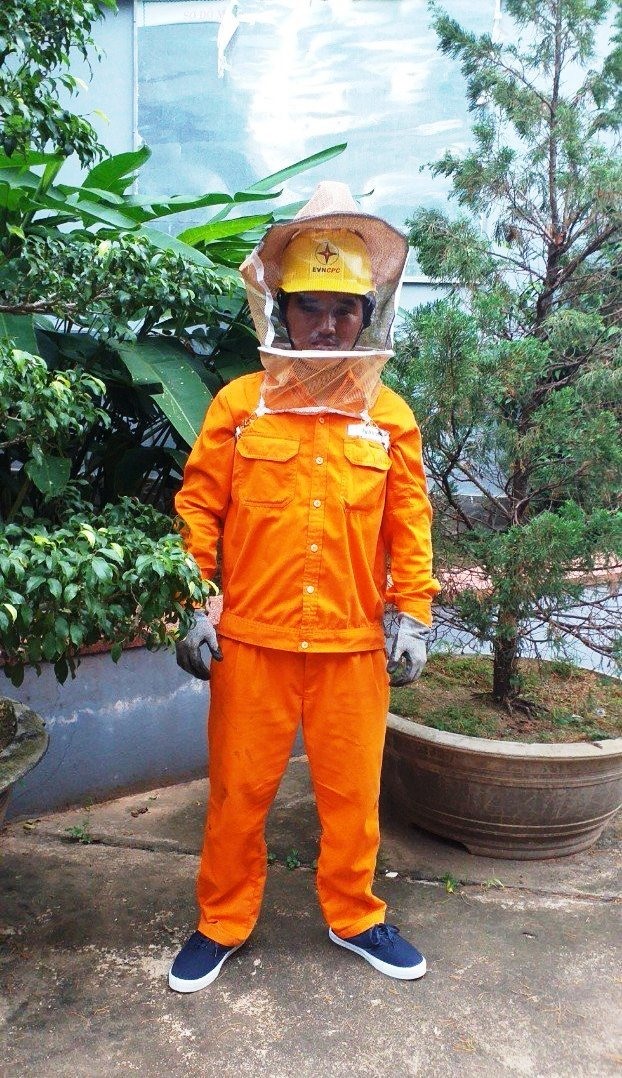 Mũ chống côn trùng của công nhân Nguyễn Văn Quyền. Ảnh: Lê Thế Minh