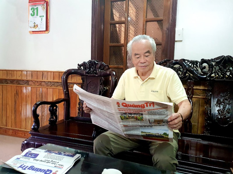 Mặc dù nghỉ hưu nhưng Nhà giáo nhân dân Lê Phước Long vẫn luôn theo dõi tin tức về giáo dục tỉnh nhà - Ảnh: T.T