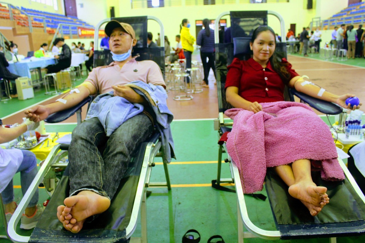 Đông đảo cán bộ, Nhân dân huyện Hướng Hóa tham gia ngày hội hiến máu tình nguyện lần thứ IV, năm 2022 - Ảnh: B.L