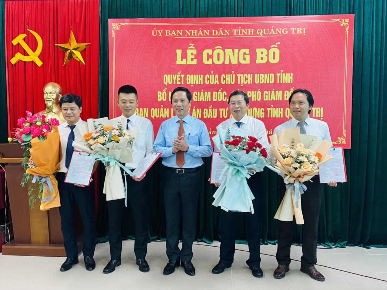 Phó Chủ tịch UBND tỉnh Hoàng Nam trao quyết định bổ nhiệm cho giám đốc và các phó giám đốc Ban Quản lý dự án đầu tư xây dựng tỉnh - Ảnh: T.P