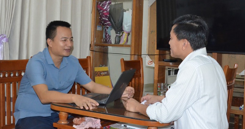 Thầy giáo Nguyễn Thần Phong (bên trái)trao đổi với phóng viên Báo Quảng Trị - Ảnh: L.M