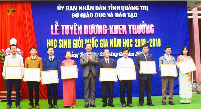 Phó Chủ tịch UBND tỉnh Hoàng Nam trao thưởng các tập thể, cá nhân có thành tích xuất sắc trong kỳ thi học sinh giỏi quốc gia năm học 2018 -2019 - Ảnh: T.L