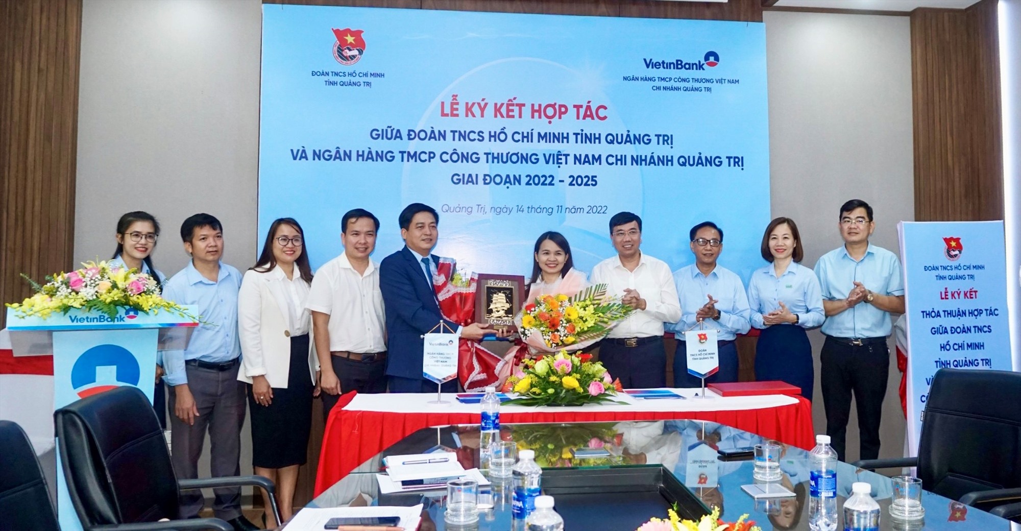 Ông Nguyễn Đức Đồng, Giám đốc NHNN tỉnh Quảng Trị chúc mừng thành công lễ ký kết hợp tác- Ảnh: Trung Dũng