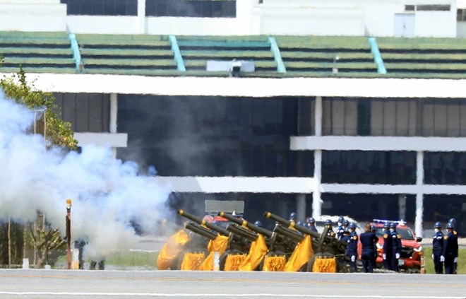 Chính phủ Thái Lan tổ chức nghi thức bắn đại bác chào đón Chủ tịch nước Nguyễn Xuân Phúc và Phu nhân sang thăm chính thức Vương quốc Thái Lan tại Sân bay Không quân Hoàng gia. (Ảnh: Thống Nhất/TTXVN)