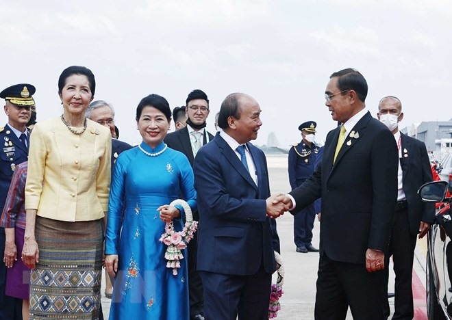 Thủ tướng Thái Lan Prayut Chan-o-cha đón Chủ tịch nước Nguyễn Xuân Phúc tại Sân bay Không quân Hoàng gia Thái Lan. (Ảnh: Thống Nhất/TTXVN)