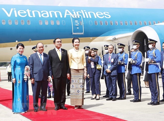 Thủ tướng Thái Lan Prayut Chan-o-cha và Phu nhân đón Chủ tịch nước Nguyễn Xuân Phúc và Phu nhân tại Sân bay Không quân Hoàng gia Thái Lan. (Ảnh: Thống Nhất/TTXVN)