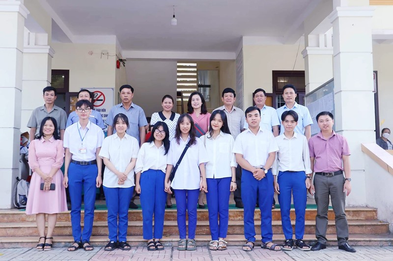 Cô giáo Dương Thị Đào (ngoài cùng bên trái) cùng ban giám hiệu lưu lại kỷ niệm với đội tuyển học sinh giỏi Toán của Trường THPT Hướng Hóa - Ảnh: B.L