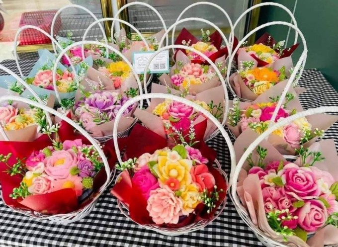 Không chỉ những bó hoa mà những giỏ hoa như thế này cũng được làm từ bánh kem. Anh: MAI ANH