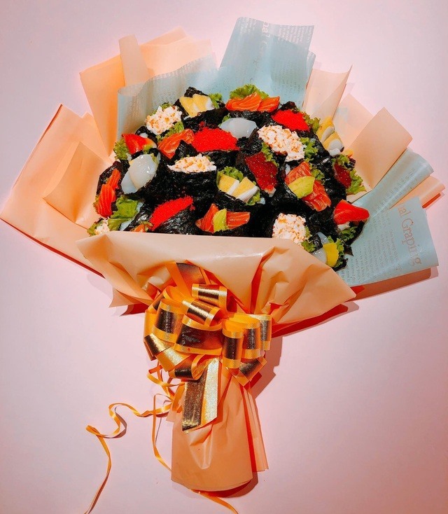 Bó hoa làm từ sushi giá 1,4 triệu được nhiều người lựa chọn làm quà tặng thầy cô dịp 20.11. Ảnh: Trường Hoàng Như