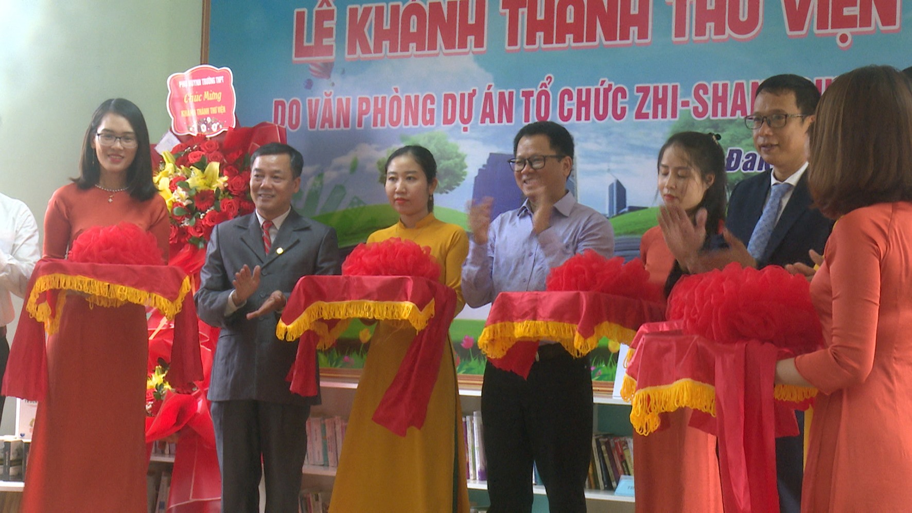 Cắt băng khánh thành Thư viện thân thiện tại Trường THPT Đakrông-Ảnh: Văn Tiến