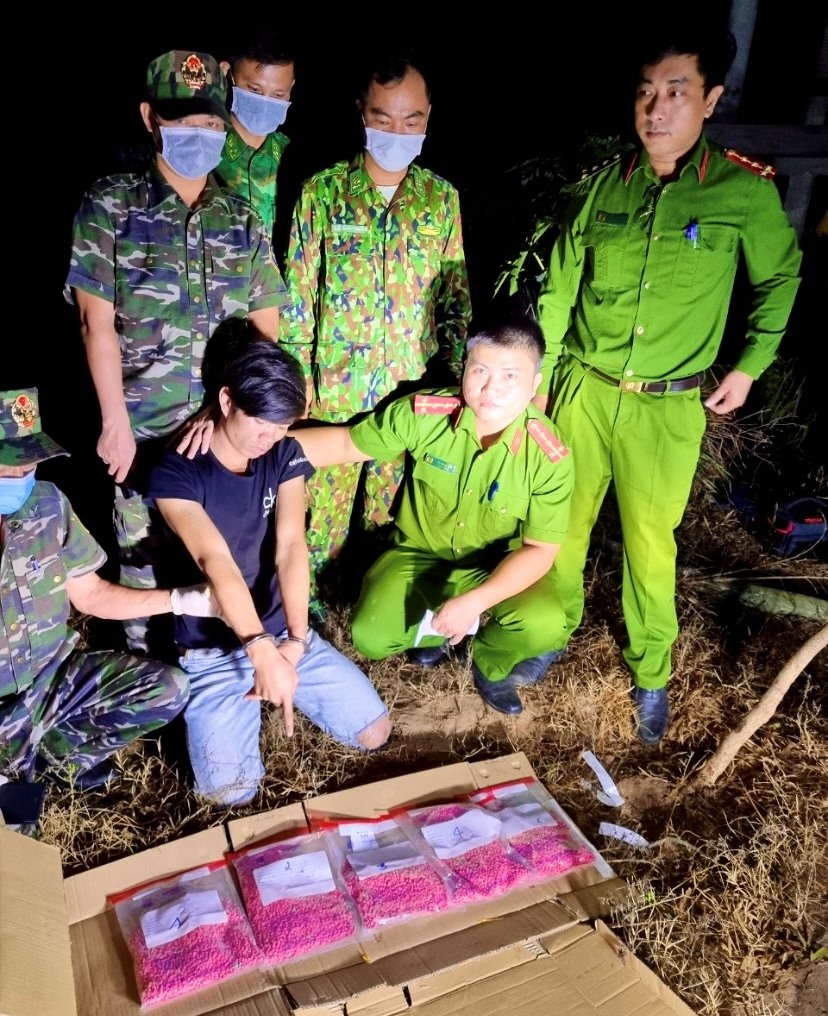 Lực lượng công an tỉnh phối hợp bắt giữ đối tượng Hồ A Xuân, trú tại xã Thanh, huyện Hướng Hóa có hành vi tàng trữ 30.000 viên ma túy tổng hợp - Ảnh: N.B