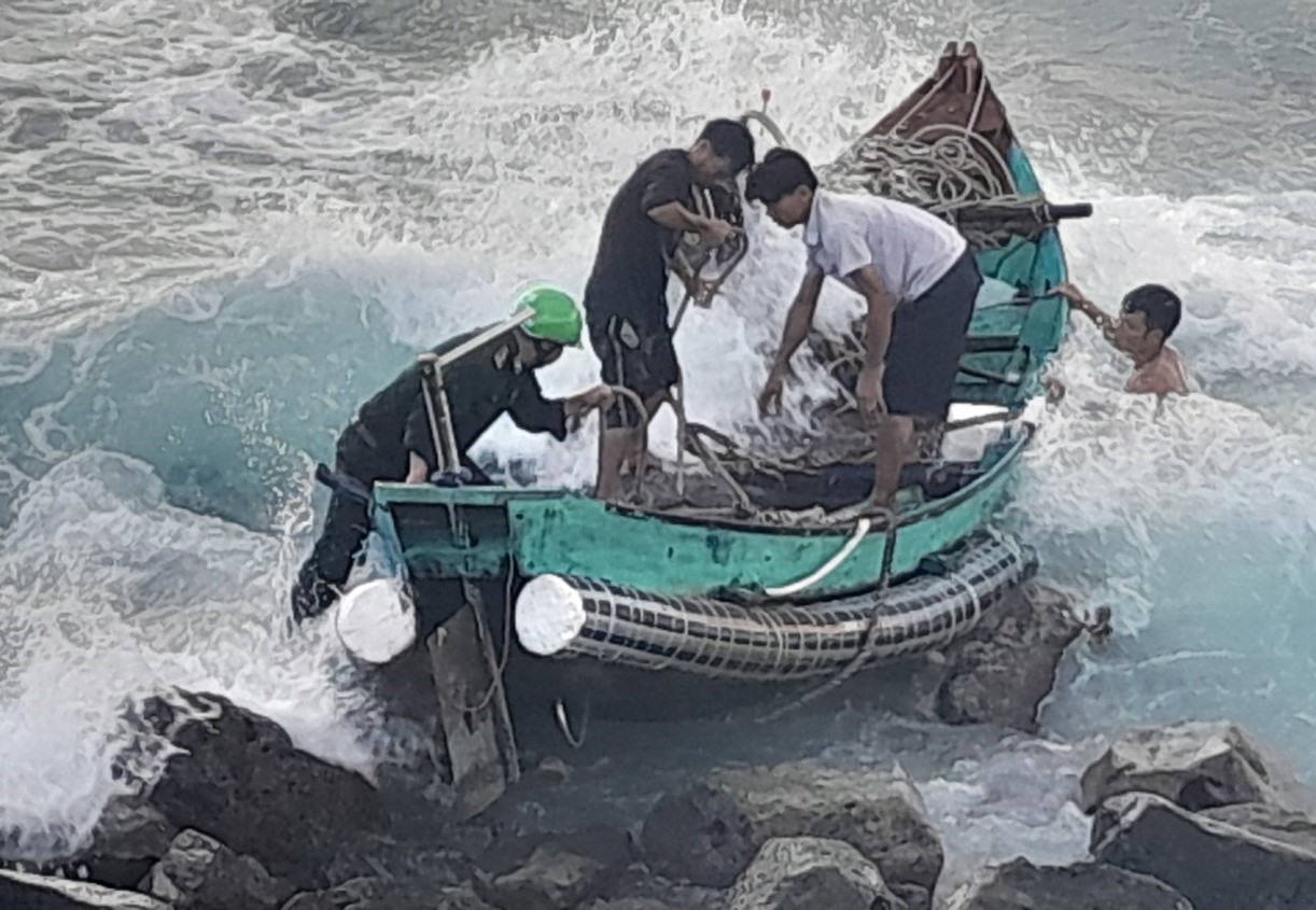 Thuyền cá của ngư dân bị nạn được kéo vào đảo Cồn Cỏ - Ảnh: P.T