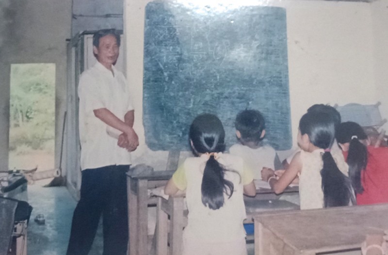 Hình ảnh thầy Hoàng Ngọc Diệm dạy học trẻ nhỏ ở quê nhà -Ảnh: H.T