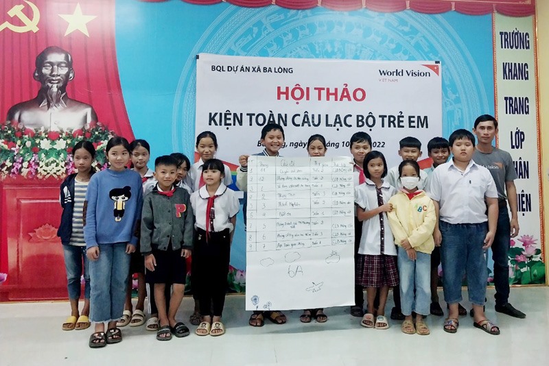 Thầy Nguyễn Hoài Lâm Khánh (bìa phải) cùng các em học sinh trong câu lạc bộ trẻ em nòng cốt cấp tiểu học -Ảnh: TÚ LINH​