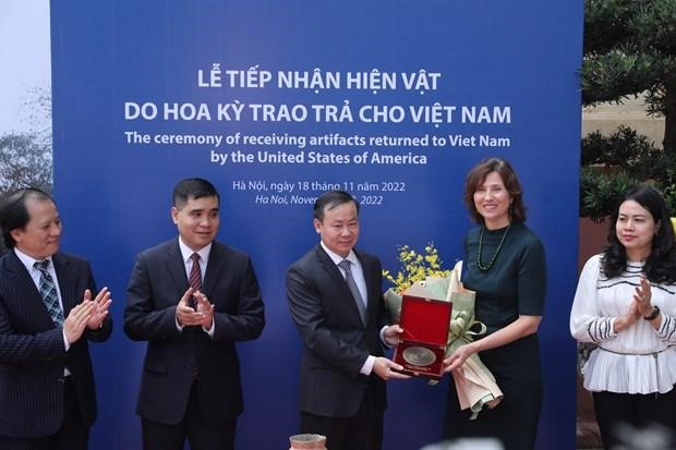 Đại diện của Bảo tàng Lịch sử Quốc gia, Cục Hợp tác Quốc tế và Bộ Văn hóa, Thể thao và Du lịch chụp ảnh cùng Tham tán Văn hóa thông tin của Đại sứ quán Mỹ tại Việt Nam. (Ảnh: TTXVN)