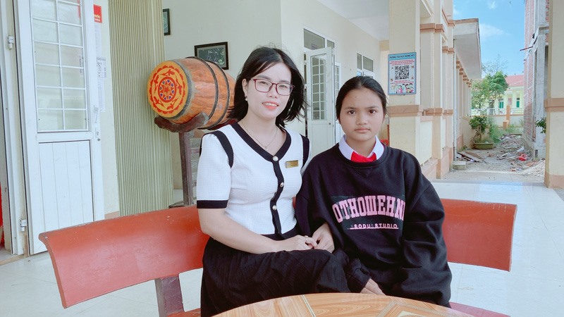 Em Hồ Thủy Linh chụp ảnh lưu niệm với cô giáo Nguyễn Thị Thúy Phụng - Ảnh: Q.H​