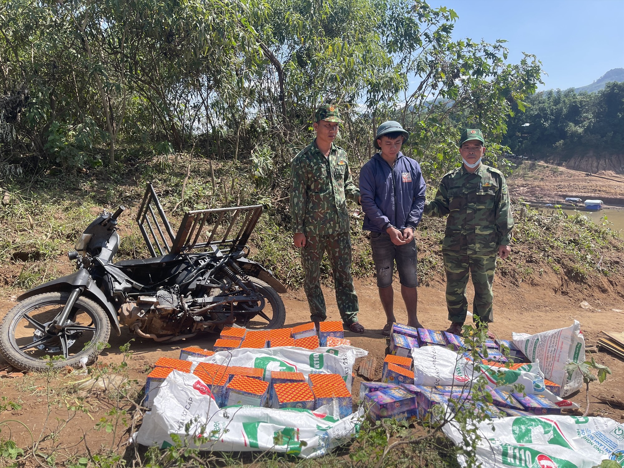 Lê Cảnh Thanh bị bắt giữ khi đang vận chuyển 58 hộp pháo - Ảnh: M.H