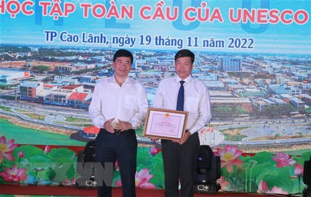 Trao Bằng khen của Chủ tịch UBND tỉnh Đồng Tháp cho Đảng bộ, chính quyền và nhân dân thành phố Cao Lãnh vì có thành tích xuất sắc trong xây dựng xã hội học tập. (Ảnh: Nhựt An/TTXVN)