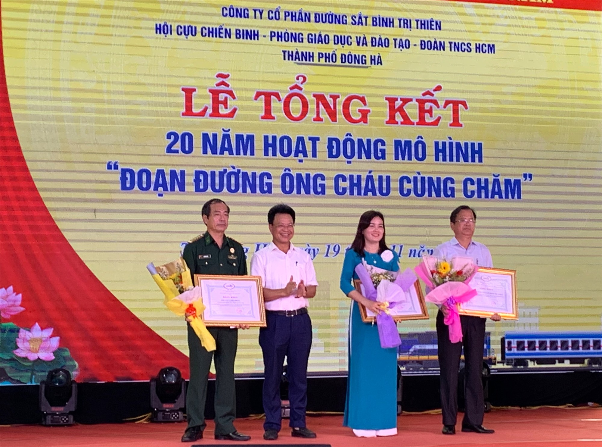 Tổng công ty Đường sắt Việt Nam tặng bằng khen cho các tập thể có nhiều đóng góp xuất sắc trong mô hình “Đoạn đường ông cháu cùng chăm” - Ảnh: NK