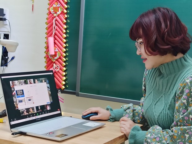 Trong đại dịch COVID-19, các thầy cô đã nhanh chóng ứng dụng công nghệ thông tin, dạy học trực tuyến, toàn ngành đặt mục tiêu dừng đến trường nhưng không dừng học. (Ảnh: PM/Vietnam+)