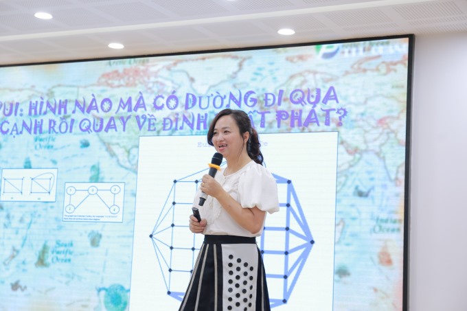 PGS.TS Phan Thị Hà Dương trao đổi với sinh viên.