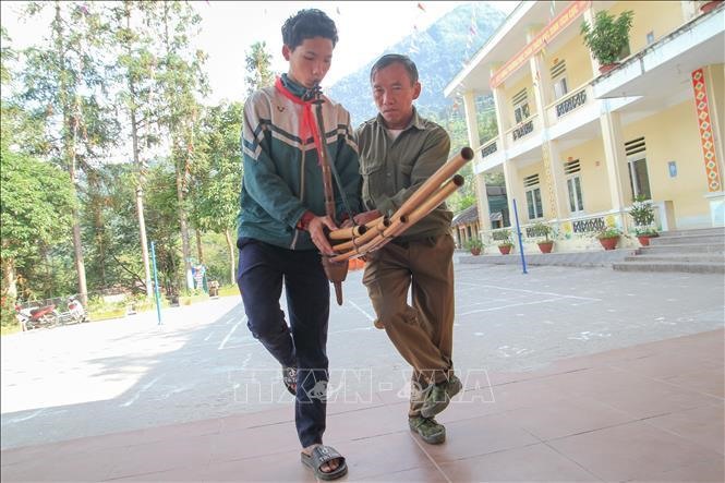 Nghệ nhân truyền dạy những điệu múa khèn cho học sinh trường Phổ thông dân tộc bán trú Tiểu học và Trung học cơ sở Thàng Tín (xã Thàng Tín, huyện Hoàng Su Phì, huyện Hà Giang).