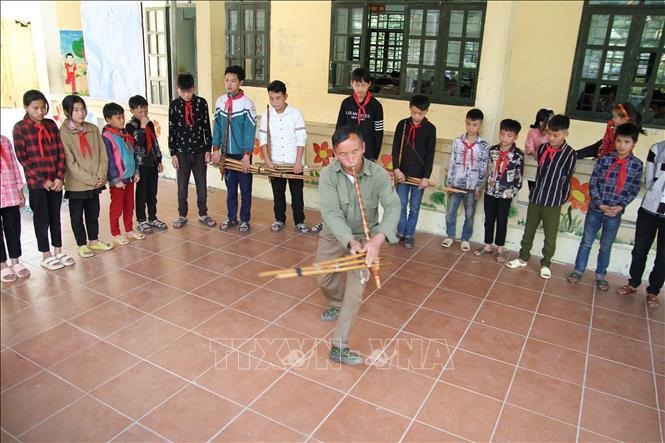 Nghệ nhân truyền dạy những điệu múa khèn cho học sinh trường Phổ thông dân tộc bán trú Tiểu học và Trung học cơ sở Thàng Tín (xã Thàng Tín, huyện Hoàng Su Phì, tỉnhHà Giang).