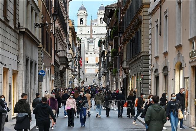 Người dân di chuyển trên đường phố tại Rome, Italy. Ảnh tư liệu: AFP/TTXVN