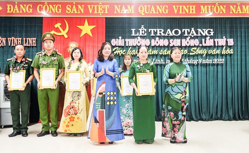 Huyện Vĩnh Linh trao tặng giải thưởng “Bông Sen Hồng” lần thứ 15- năm 2022 - Ảnh: TL