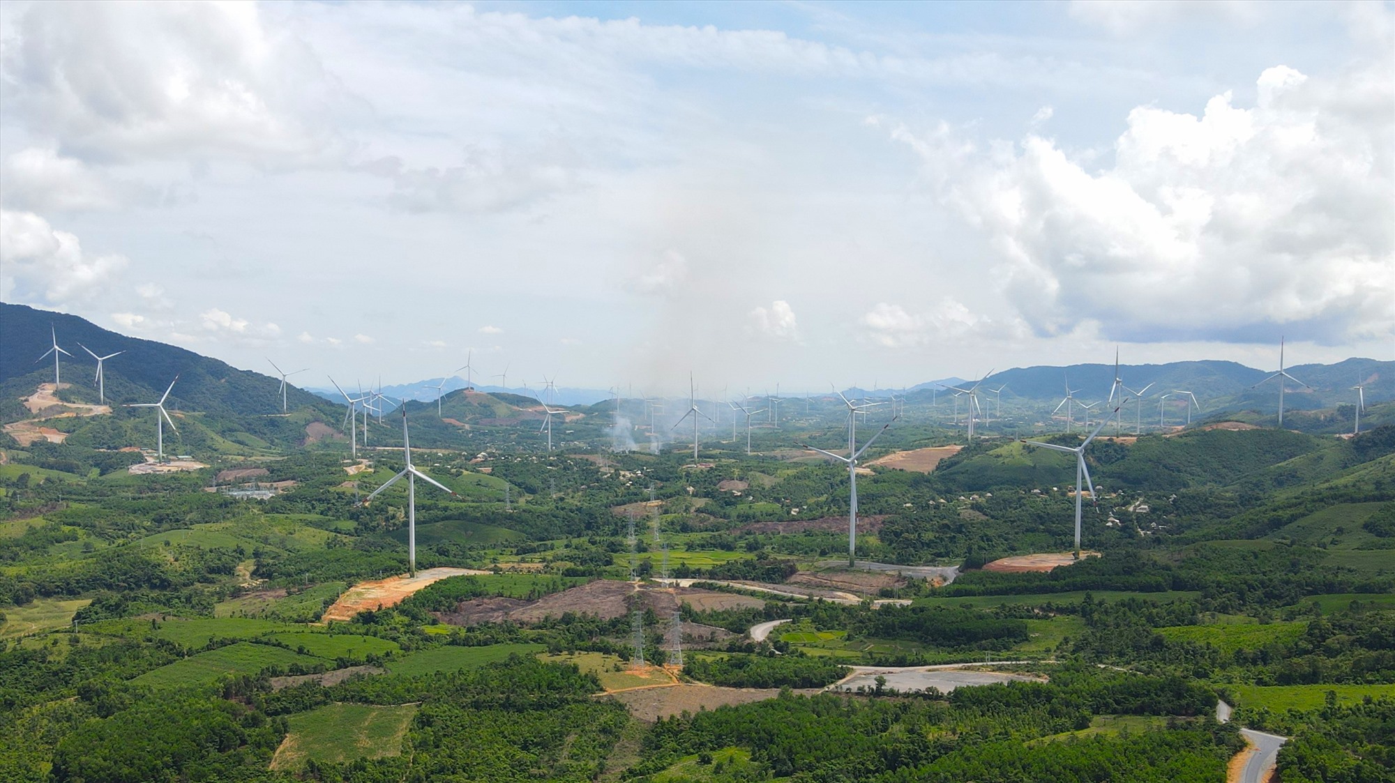 Trên địa bàn huyện Hướng Hóa hiện có nhiều dự án điện gió đã vận hành thương mại - Ảnh: L.T