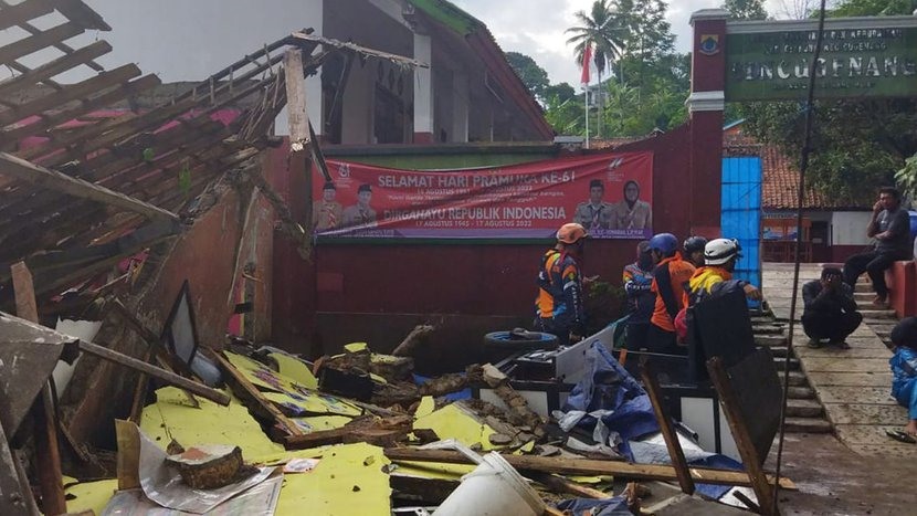 Các công nhân đang kiểm tra một trường học bị hư hại trong trận động đất ở Cianjur, Tây Java.