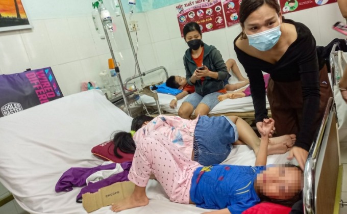 Vụ ngộ độc làm 648 học sinh trường iSchool Nha Trang nhập viện. Ảnh: Xuân Hoát.