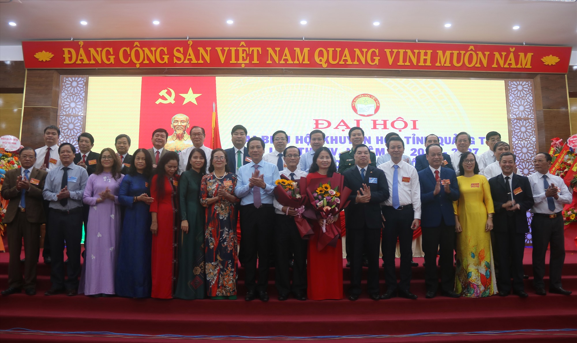 Phó Chủ tịch UBND tỉnh Hoàng Nam tặng hoa chúc mừng Ban Chấp hành Hội Khuyến học tỉnh Quảng Trị khóa IV - Ảnh: N.B