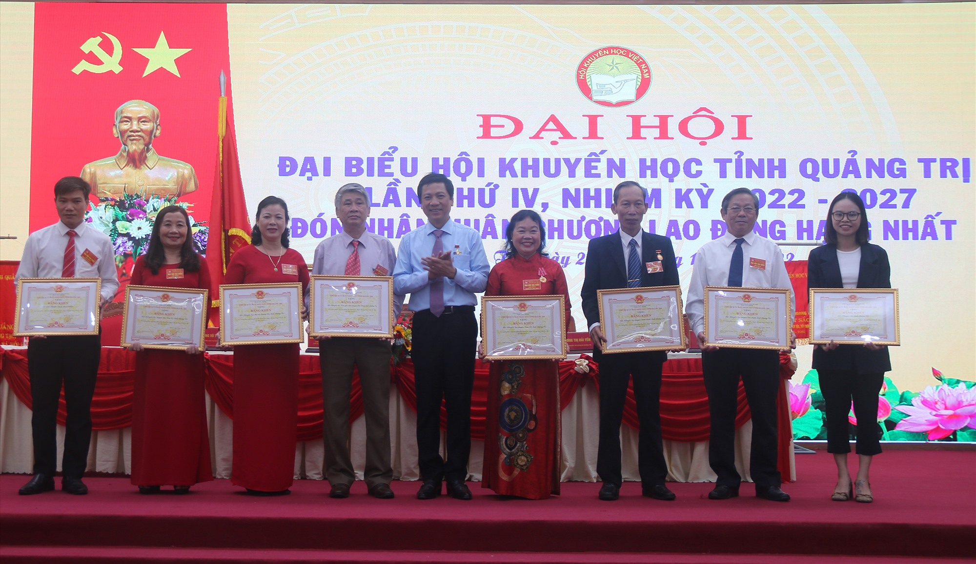 Phó Chủ tịch UBND tỉnh Hoàng Nam trao bằng khen cho các tập thể, cá nhân có thành tích xuất sắc trong công tác khuyến học, khuyến tài, xây dựng xã hội học tập - Ảnh: N.B