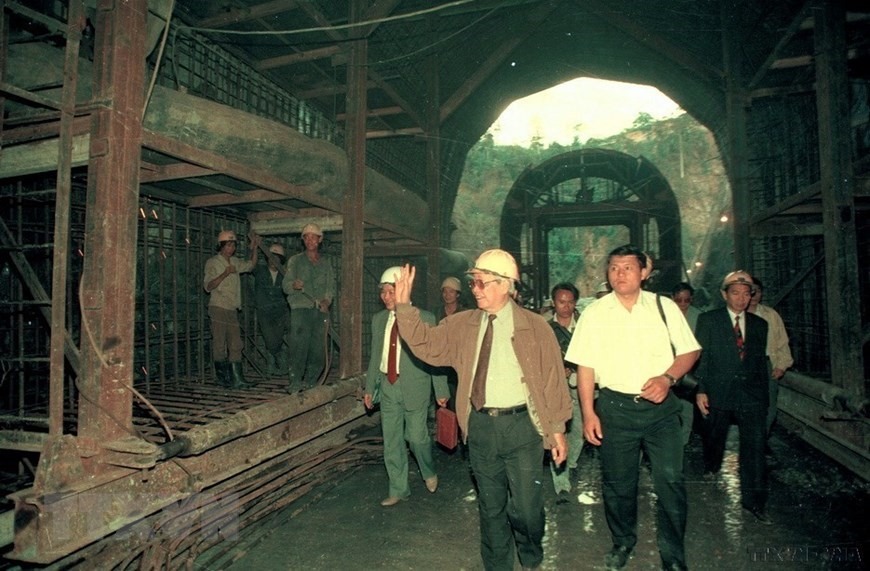 Thủ tướng Võ Văn Kiệt thị sát đường hầm thoát nước của công trường xây dựng Nhà máy thủy điện Ialy. (Ảnh: Minh Đạo/TTXVN)