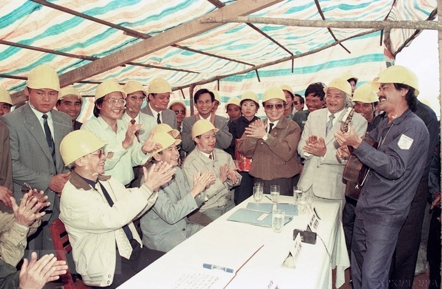 Thủ tướng Võ Văn Kiệt vui Xuân với công nhân xây dựng trạm biến áp 500kv Bắc-Nam, đoạn Nam đèo Hải Vân-Đắk Lây. (Ảnh: Minh Đạo/TTXVN)
