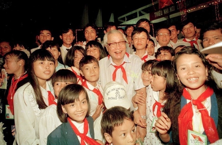 Thủ tướng Võ Văn Kiệt với thiếu nhi các tỉnh dự “Liên hoan các chiến sỹ nhỏ Điện Biên xuất sắc toàn quốc 1994”. (Ảnh: Minh Đạo/TTXVN)