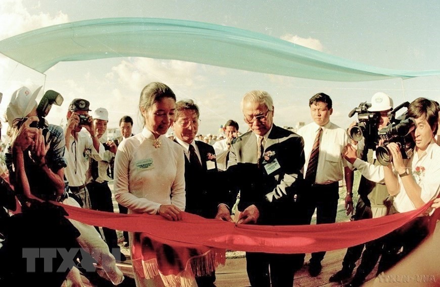Thủ tướng Võ Văn Kiệt cắt băng khánh thành đường ống dẫn khí, đón dòng khí đầu tiền từ mỏ Bạch Hổ vào bờ (1995). (Ảnh: Minh Đạo/TTXVN)