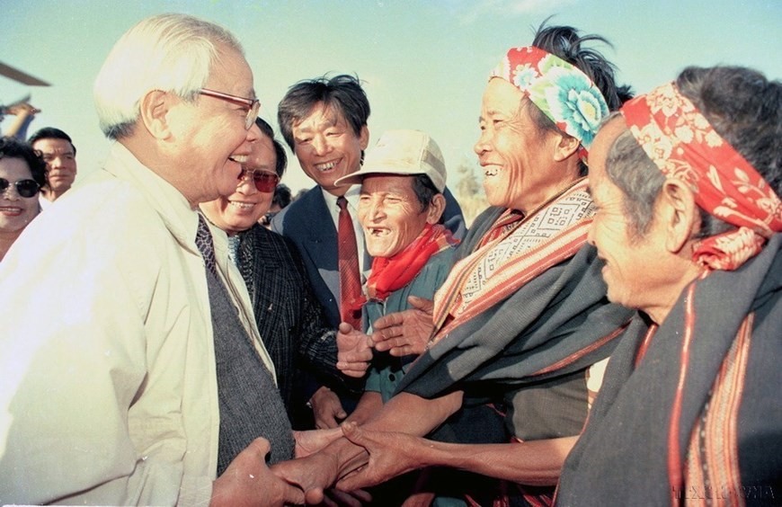 Thủ tướng Võ Văn Kiệt thăm và chúc tết đồng bào dân tộc làng Tum 2, huyện Chư Pả, tỉnh Gia Lai (1996). (Ảnh: Minh Đạo/TTXVN)