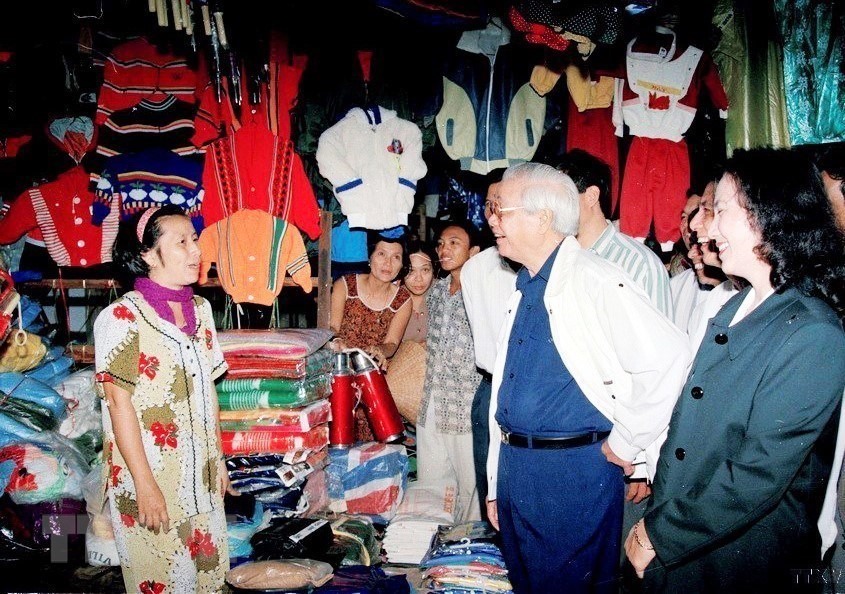 Thủ tướng Võ Văn Kiệt nói chuyện với tiểu thương chợ Tam Kỳ, Quảng Nam-Đà Nẵng. (Ảnh: Minh Đạo/TTXVN)