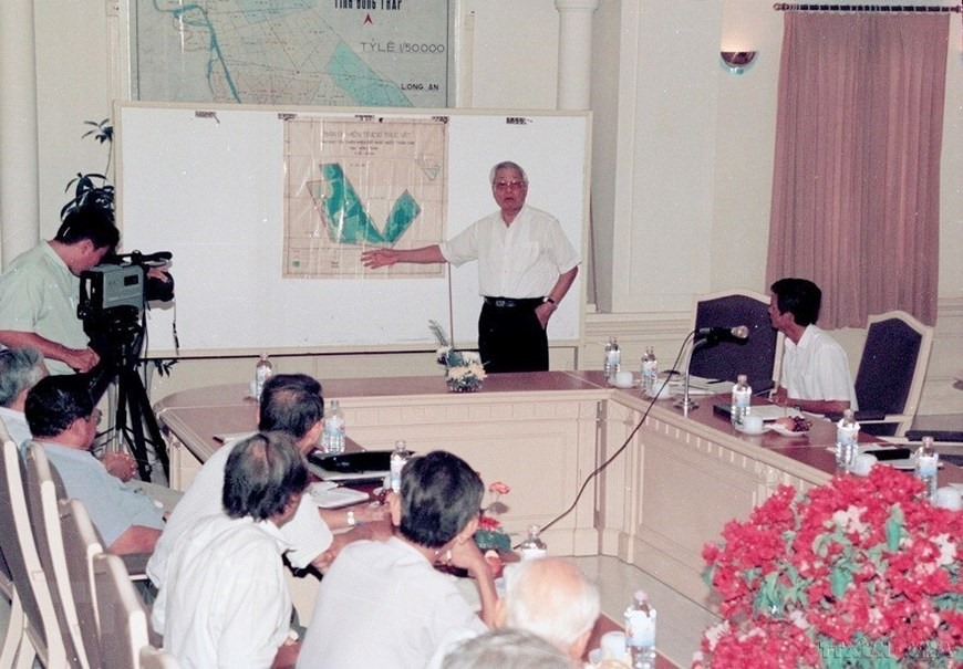 Thủ tướng Võ Văn Kiệt họp với các ngành liên quan để bàn việc bảo vệ tràm chim Sếu đầu đỏ của tỉnh Đồng Tháp (1997). (Ảnh: Minh Đạo/TTXVN)