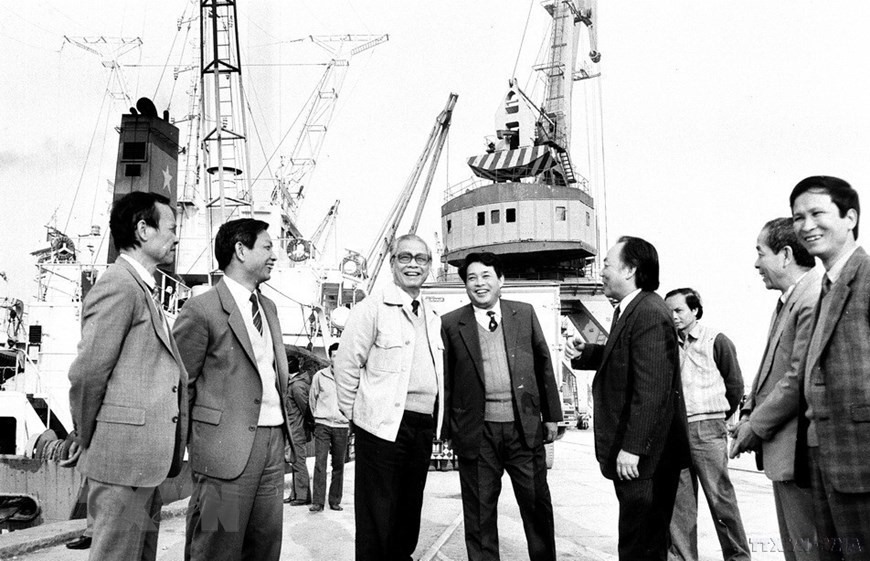Chủ tịch Hội đồng Bộ trưởng Võ Văn Kiệt thăm cảng Hải Phòng (1992). (Ảnh: Minh Đạo/TTXVN)