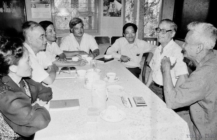 Chủ tịch Hội đồng Bộ trưởng Võ Văn Kiệt nói chuyện với cán bộ, nhân viên Nông trường 30-4 Hậu Giang (1992). (Ảnh: Minh Đạo/TTXVN)