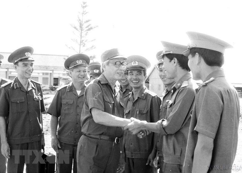 Chủ tịch Hội đồng Bộ trưởng Võ Văn Kiệt thăm và làm việc với Sư đoàn 4 (Quân khu 9), đơn vị anh hùng, tham gia phát triển kinh tế vùng tứ giác Long Xuyên (1992). (Ảnh: Minh Đạo/TTXVN)